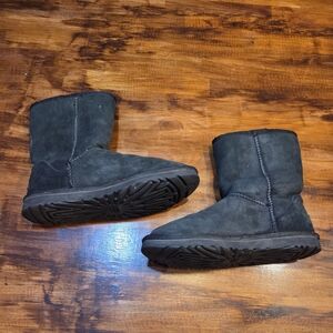 UGG Classic Winter Snow Boots Suede Leather Women’s Size 9